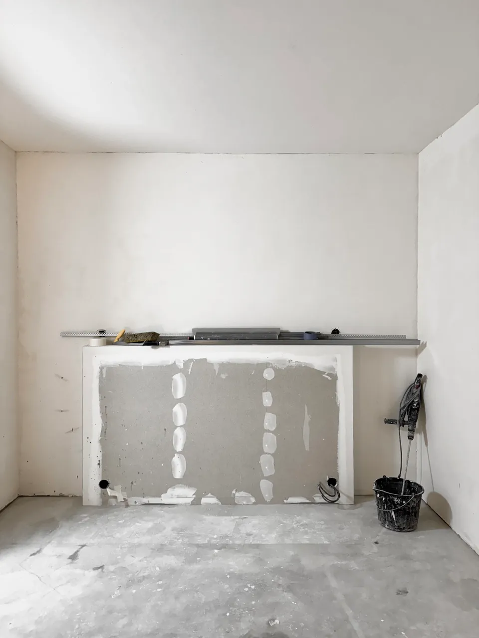 Studio Madame : architecte d’intérieur, Paris et Montmorency
Projet réalisé à Montmorency.
Photographie d’intérieur : tête de lit en cours de fabrication (étape enduits) sur un chantier.