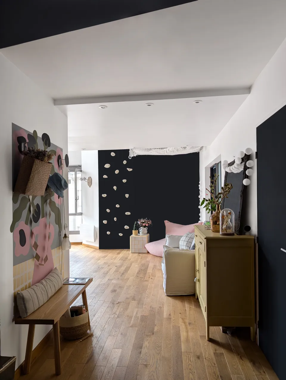 Studio Madame : architecte d’intérieur, Paris et Montmorency
Projet réalisé à Enghien-les-Bains.
Photographie d’intérieur : entrée délimitée en peinture de couleur ardoise et composée d’un banc en chêne ainsi que d’une peinture murale (esprit Madelen Möllard), donnant sur le salon et le coin lecture.