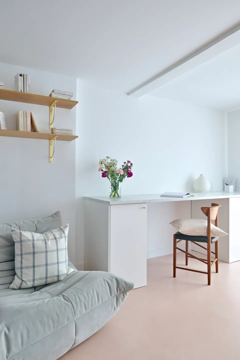 Studio Madame : architecte d’intérieur, Paris et Montmorency.
Projet réalisé à Deuil-la-Barre.
Photographie d’intérieur : bureau blanc réalisé sur mesure (Plum Living) agrémenté d’un plateau marbre, de poignées dorées et d’une chaise minimaliste en bois. Deux étagères chêne montées sur équerres dorées et un fauteuil Togo gris perle (Ligne Roset) forment un petit espace lecture. Les murs sont peints en blanc (Ressource) et le sol est habillé d’un béton ciré rose (Harmony Béton).