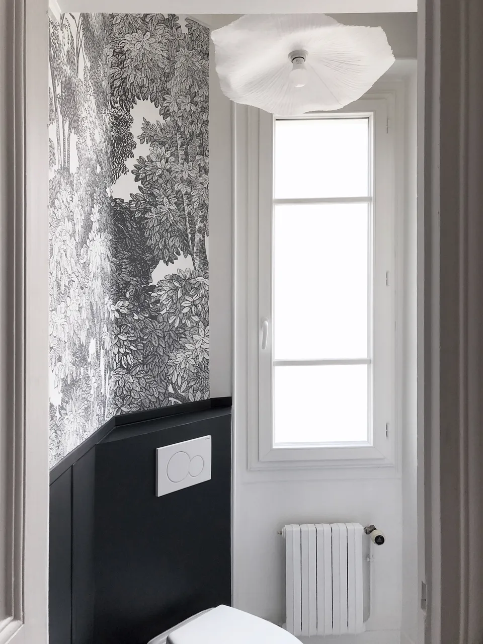 Studio Madame : architecte d’intérieur, Paris et Montmorency
Projet réalisé à Cormeilles-en-Parisis.
Photographie d’intérieur : Cabinet (wc) avec soubassement et moulures gris-bleu nuit, papier peint type fresque gris et blanc, wc suspendu et suspension fleur blanche en papier mâché.