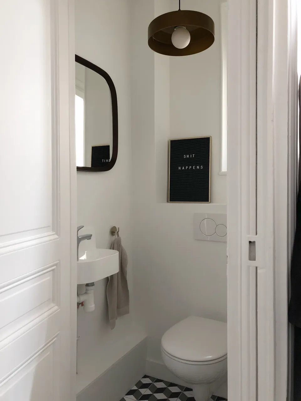Studio Madame : architecte d’intérieur, Paris et Montmorency
Projet réalisé à Cormeilles-en-Parisis.
Photographie d’intérieur : Cabinet (wc), murs repeints en blanc pur, wc suspendu, miroir vintage en teck, suspension olive, patère dorée et carrelage effet cubes kaki, vert et noir.