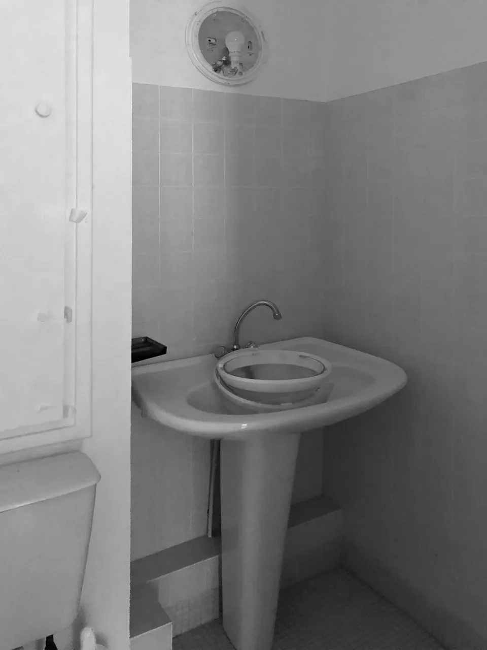 Studio Madame : architecte d’intérieur, Paris et Montmorency
Projet réalisé à Montmorency.
Photographie d’intérieur (noir et blanc) : WC d’un appartement avant intervention.