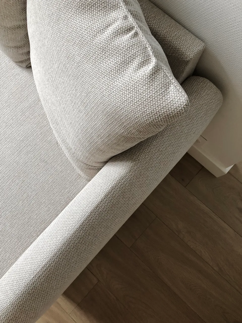 Studio Madame : architecte d’intérieur, Paris et Montmorency
Projet réalisé à Deuil-la-Barre.
Photographie d’intérieur : salon composé de murs peints en blanc, d’un parquet en chêne et d’un canapé gris clair.