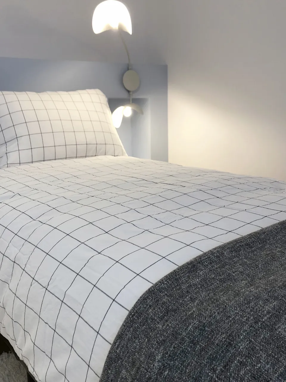 Studio Madame : architecte d’intérieur, Paris et Montmorency
Projet réalisé à Saint-Gratien.
Photographie d’intérieur : chambre (vue sur espace nuit) composée d’une tête de lit bleu ciel réalisée sur mesure ainsi que d’un lit simple recouvert d’une parure graphique à carreaux.